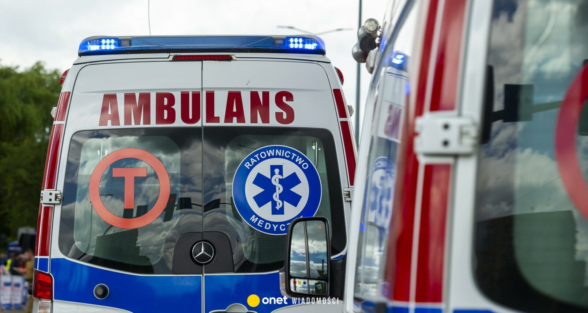 Kolejki karetek przed SOR-em w Legnicy. Ratownicy czekają po kilka godzin