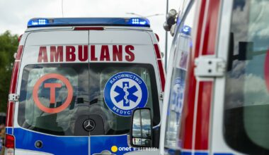 Kolejki karetek przed SOR-em w Legnicy. Ratownicy czekają po kilka godzin