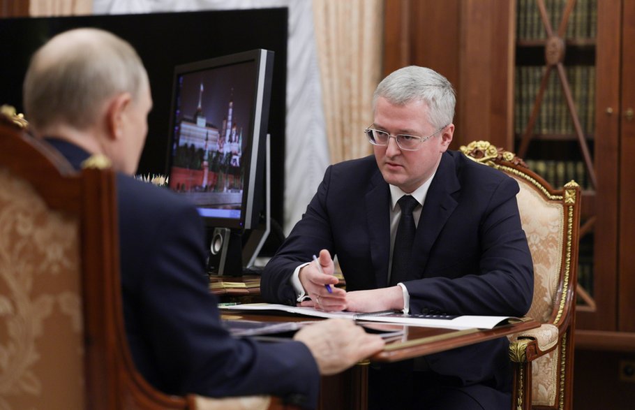 Władimir Putin, prezydent Rosji, rozmawia na Kremlu z Władimirem Sołodowem, gubernatorem Kraju Kamczackiego. Moskwa, 17 lutego 2025 r.