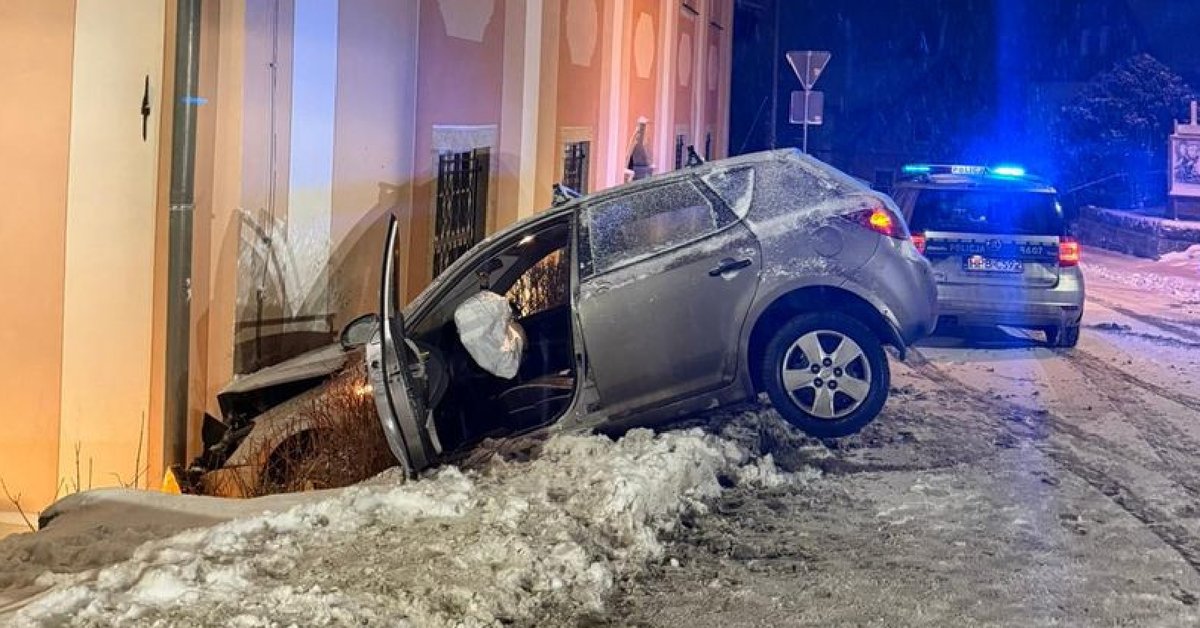 Incydent w Szklarskiej Porębie. 24-latek wypadł z drogi i wjechał w kościół - Onet