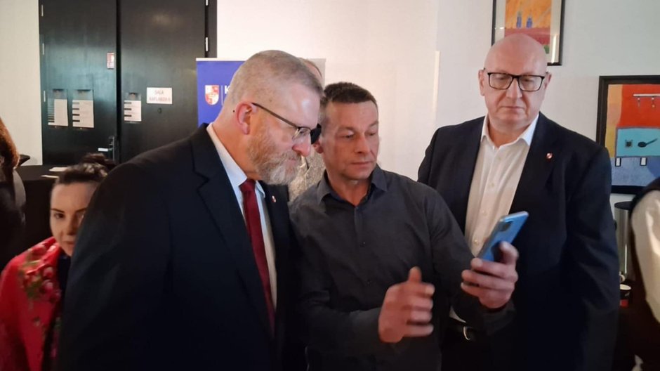 Grzegorz Braun ze zwolennikami