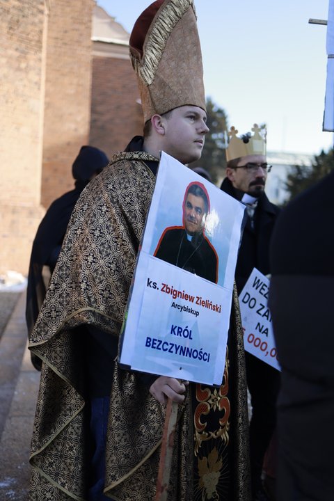 Symboliczny protest pod poznańską katedrą. „Trzej Królowie Mamony” głosem mieszkańców osiedla Maltańskiego