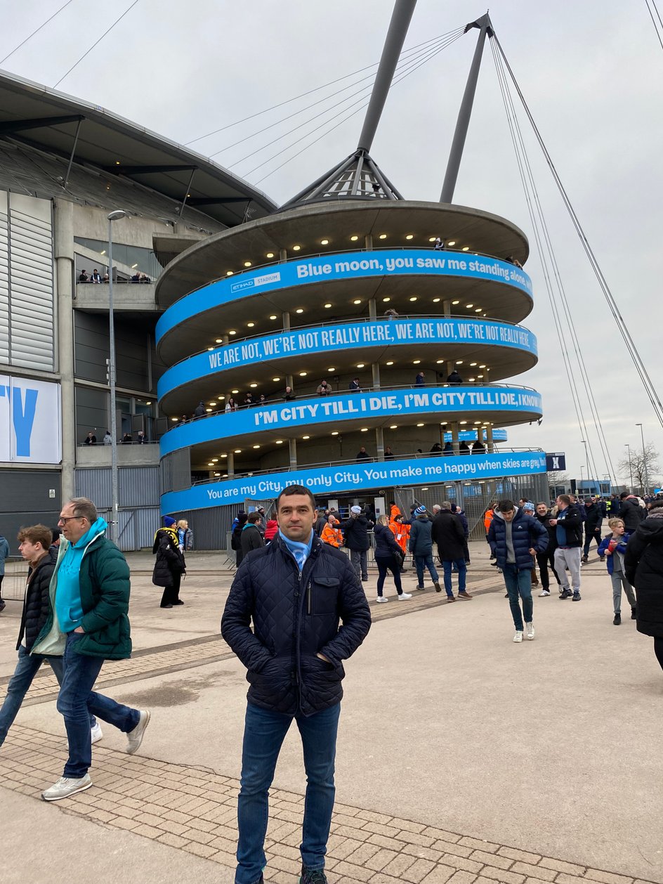 Łukasz Surma przed stadionem Manchesteru City