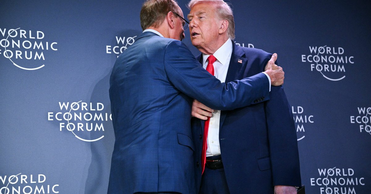 Larry Fink, prezes BlackRock i współprzewodniczący Światowego Forum Ekonomicznego, wita Donalda Trumpa, prezydenta USA. Davos, 21 stycznia 2026 r.