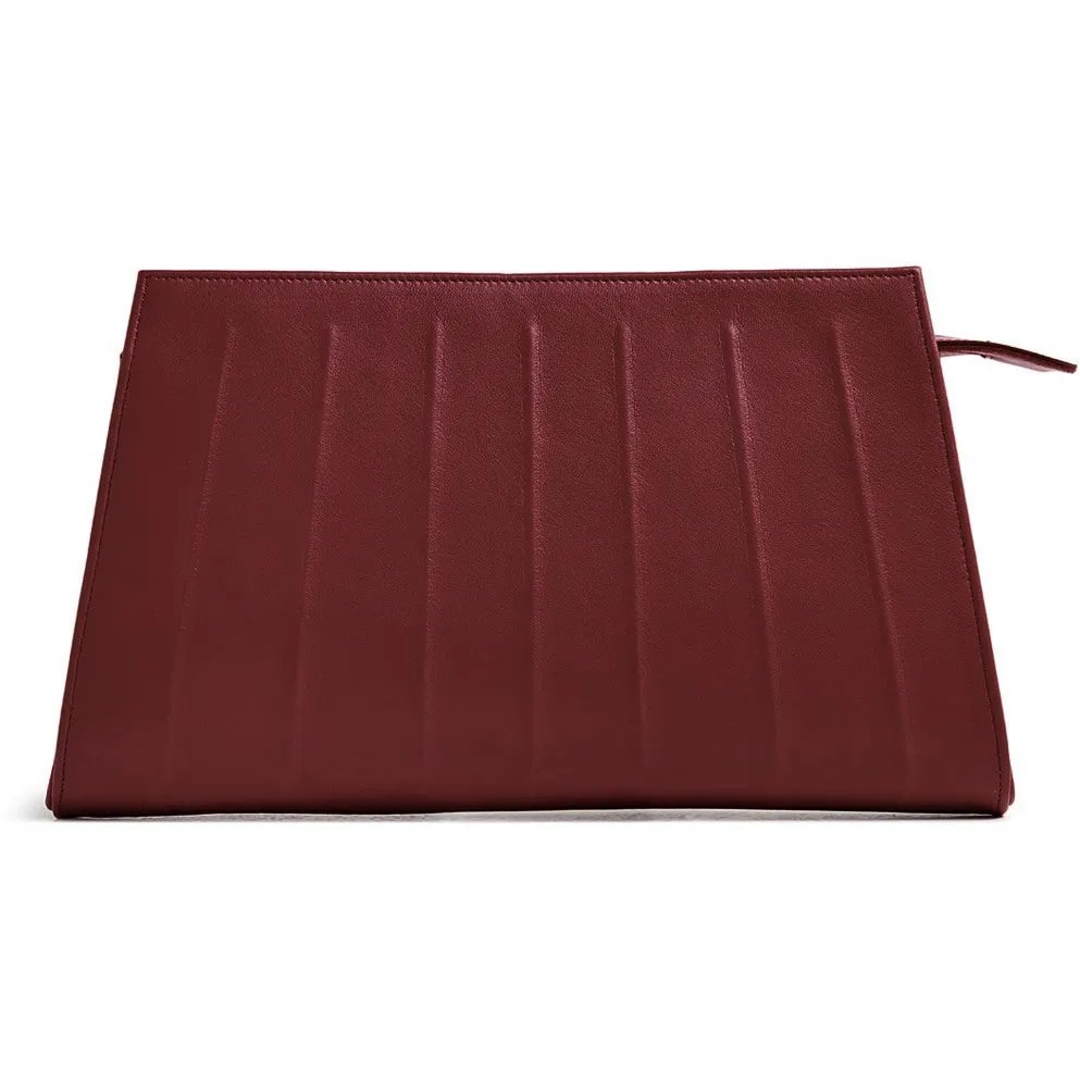 Bordowa torebka Magrit to ulubiony dodatek królowej Letycji / (Fot. Materiały prasowe)