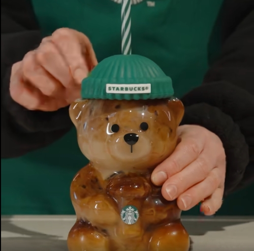 Znana sieć kawiarni wypuściła limitowane kubki w kształcie misia. Klienci czekali na nie od 7:00 rano. "Już latają na vinted po 200/300 złotych"