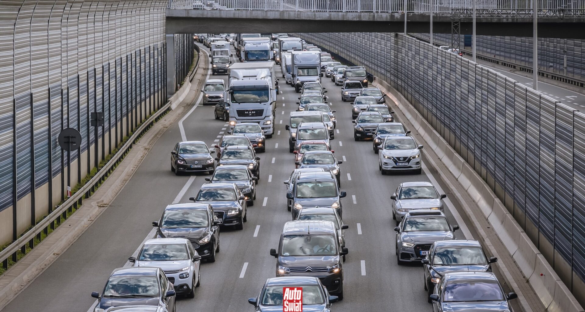 Sprzedaż aut na prąd wyprzedziła benzyniaki? Oto, jakie napędy są najbardziej popularne w UE