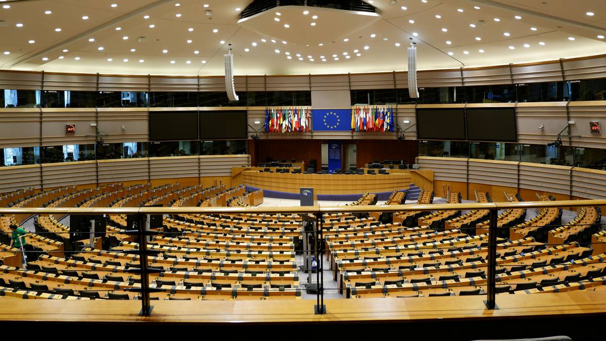 Sala plenarna Parlamentu Europejskiego z pustymi miejscami