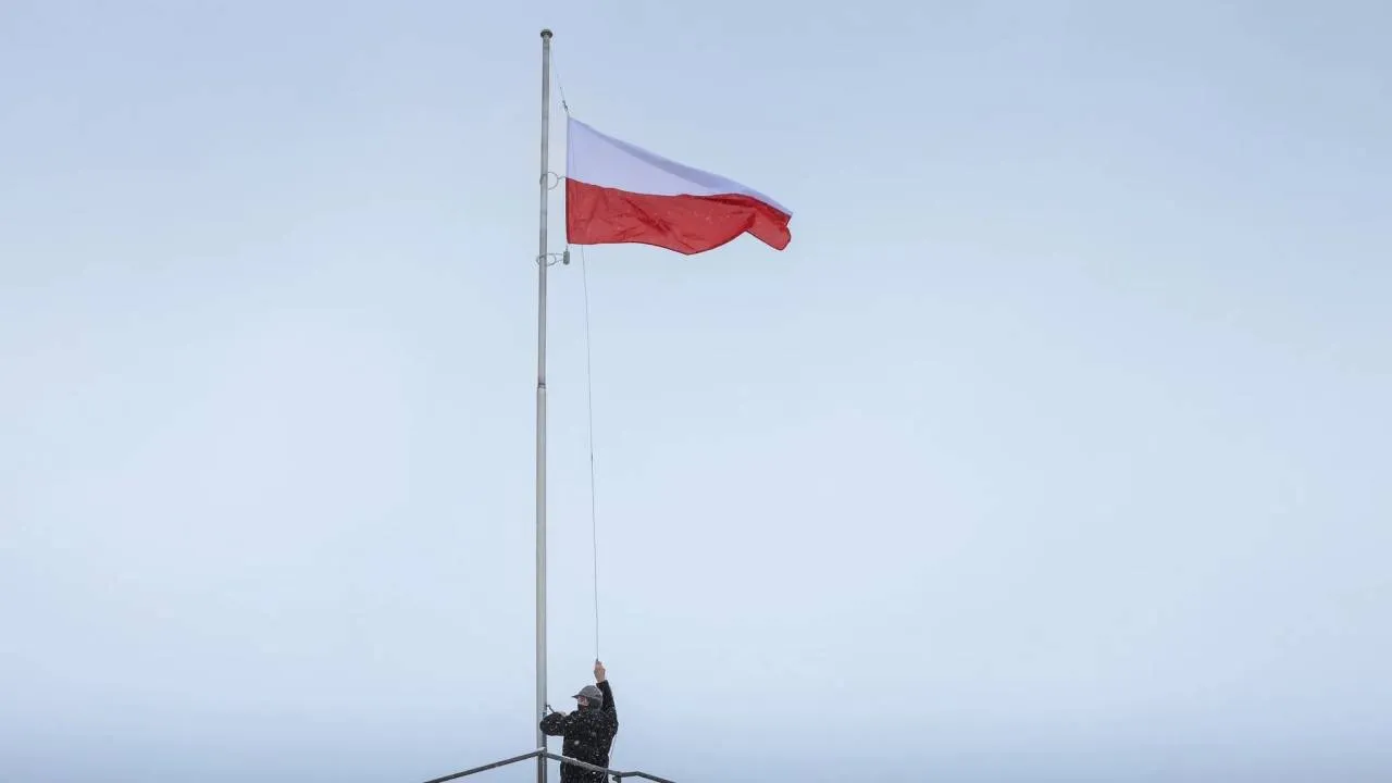 Zmiana flagi na Pałacu Prezydenckim