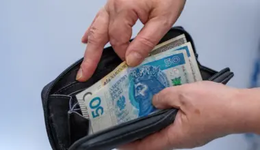 Podwyżka świadczenia pielęgnacyjnego w 2026 roku. Nowa kwota to ponad 3300 zł, ale zasady budzą emocje