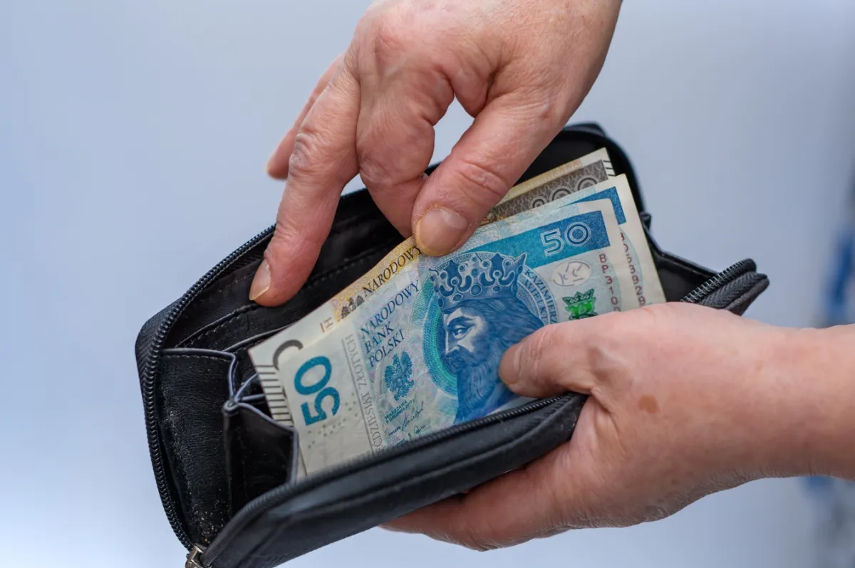 Podwyżka świadczenia pielęgnacyjnego w 2026 roku. Nowa kwota to ponad 3300 zł, ale zasady budzą emocje