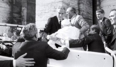 Zmarł kamerdyner trzech papieży. To on trzymał rannego Jana Pawła II