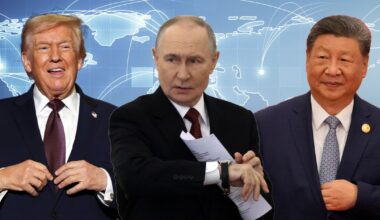 Po lewej prezydent Stanów Zjednoczonych Donald Trump w Rocky Mount w Karolinie Północnej,19 grudnia 2025 r. W środku prezydent Rosji Władimir Putin w Moskwie, 25 grudnia 2025 r. Po prawej  Xi Jinping w Tianjin w Chinach  1 września 2025 r. W tle grafika uwzględniająca mapę świata