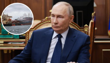 Irański statek towarowy Rona tonie na morzu, z widocznym dymem.