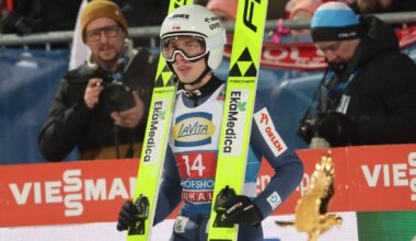 Skoczek narciarski Kacper Tomasiak z nartami.