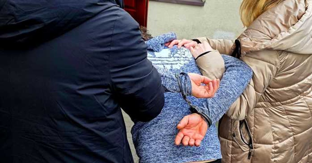 Policjanci przerwali dramat trójki dzieci. Spędziły dobę w samochodzie w lesie