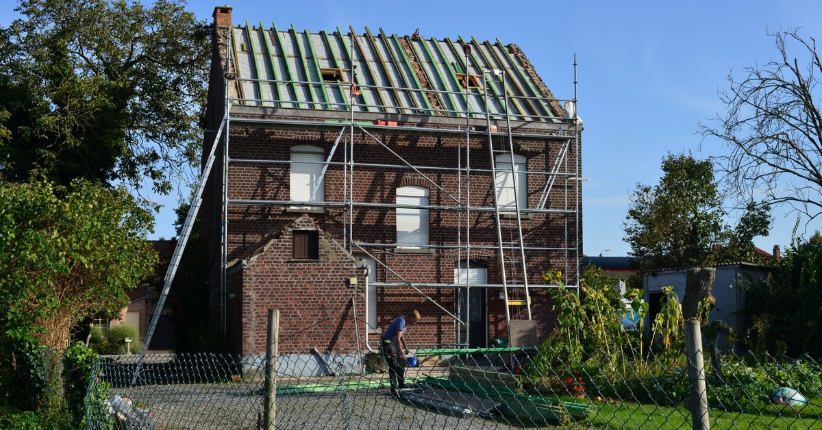 Dofinansowanie do wymiany dachu 2026 - komu przysługuje? Czy można dostać dofinansowanie do wymiany dachu w 2026 roku? Gdzie złożyć wniosek?