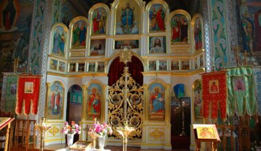 Ikonostas w cerkwi prawosławnej, bogato zdobiony złoceniami i ikonami świętych.