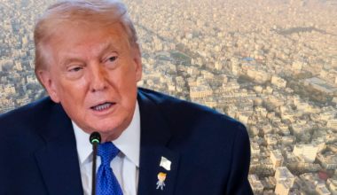 Donald Trump przemawia na tle panoramy miasta