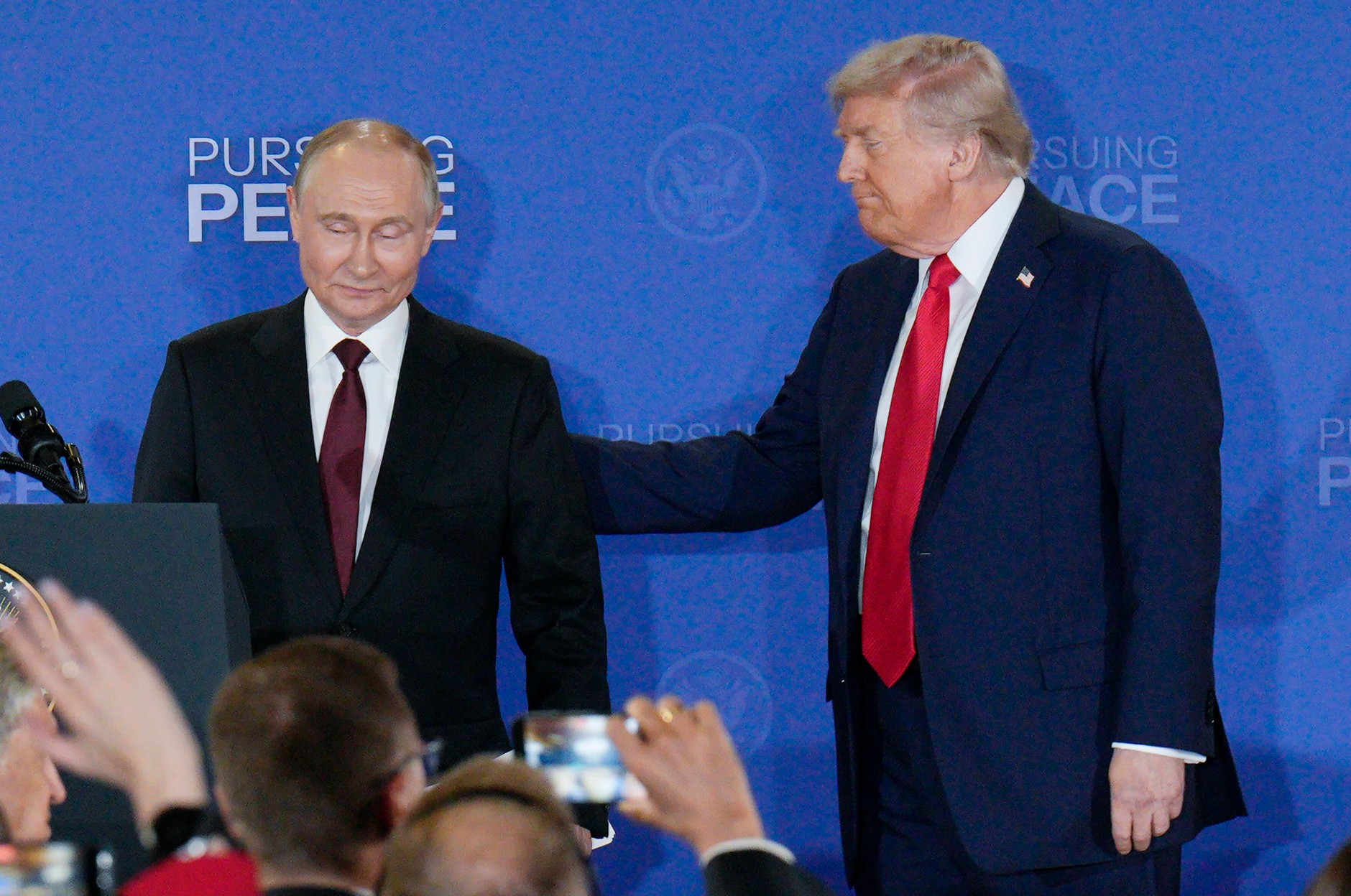 Władimir Putin, prezydent Rosji, i Donald Trump, prezydent USA, po konferencji pracowej. Anchorage, 15 sierpnia 2025 r.