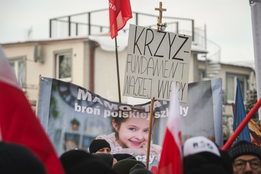 Protest przed Szkołą Podstawową w Kielnie (8 stycznia 2026)