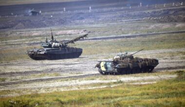 Dwa czołgi na poligonowym terenie.