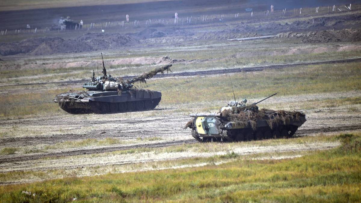 Dwa czołgi na poligonowym terenie.