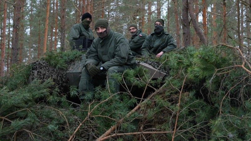 Polski czołg Leopard 2PL wraz z załoga należący do PKW Łotwa.
