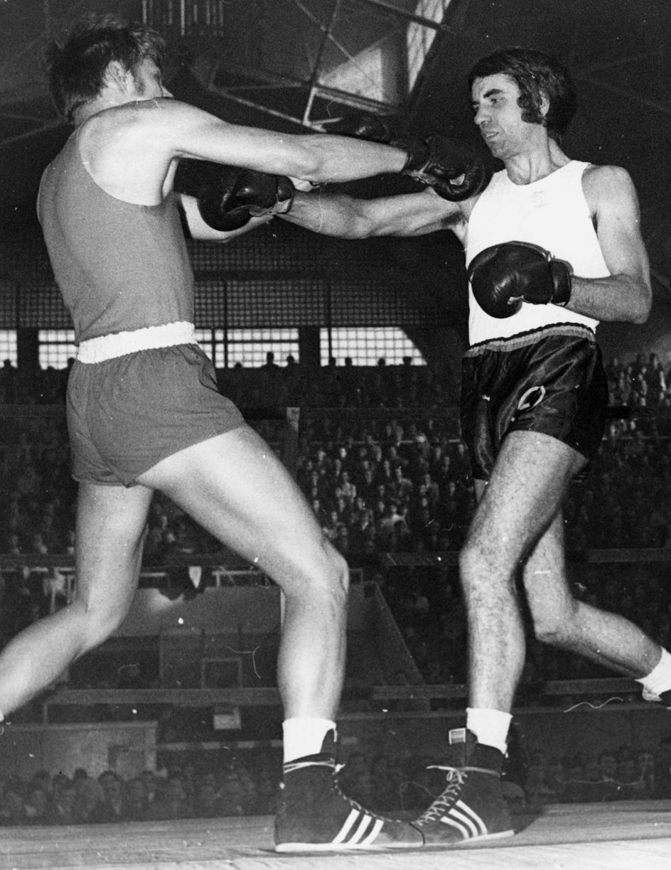 Pojedynek Jacka Kucharczyka (z lewej) z Januszem Gortatem