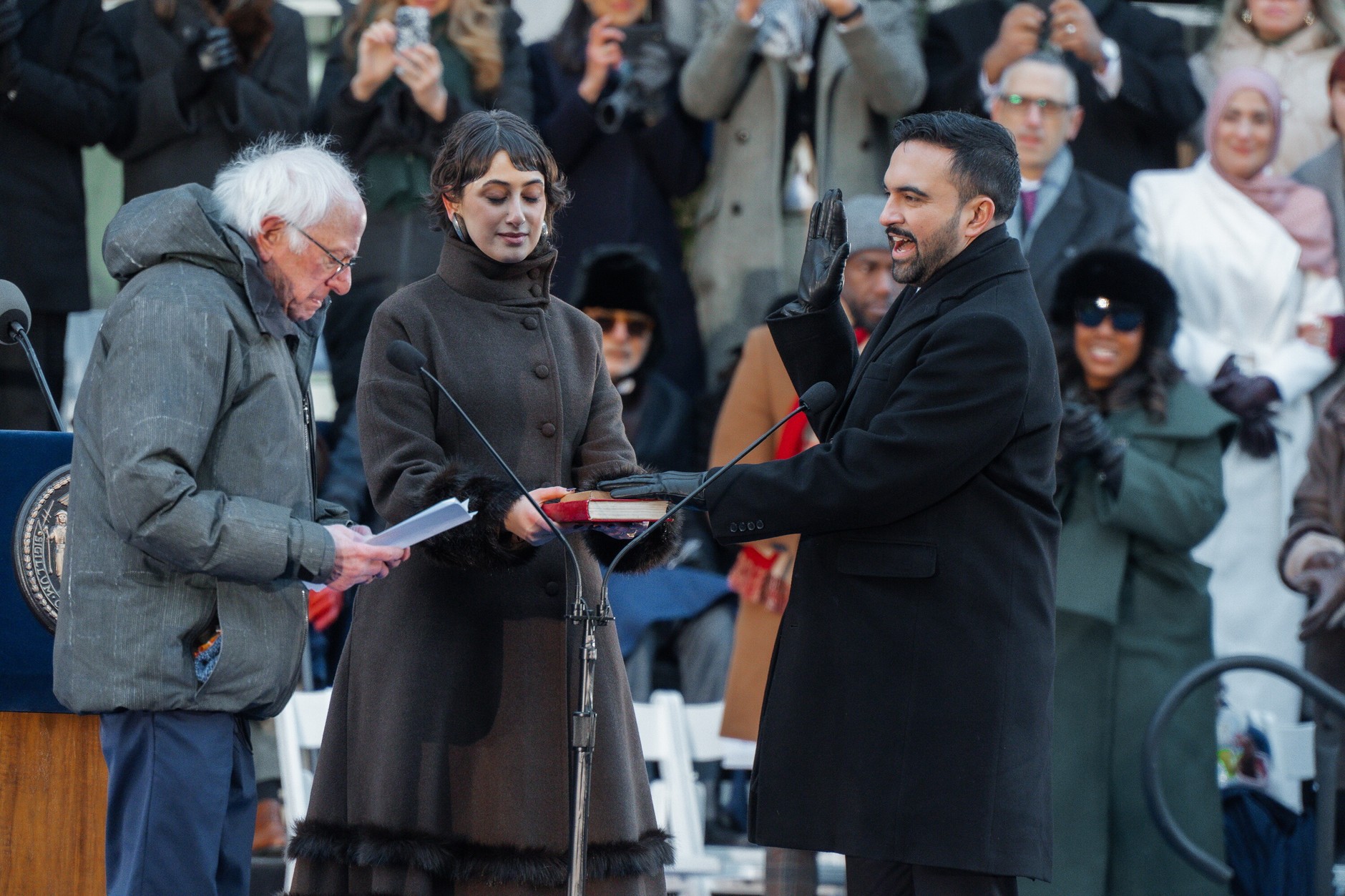 Senator Bernie Sanders, Rama Duwaji, "pierwsza dama Nowego Jorku", i burmistrz Zohran Mamdani w trakcie uroczystego zaprzysiężenia. Nowy Jork, 1 stycznia 2026 r.