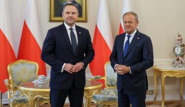 Prezydent Andrzej Duda i premier Donald Tusk stoją obok siebie w sali ceremonialnej.