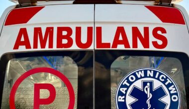 Tylna część karetki pogotowia z napisem AMBULANS.