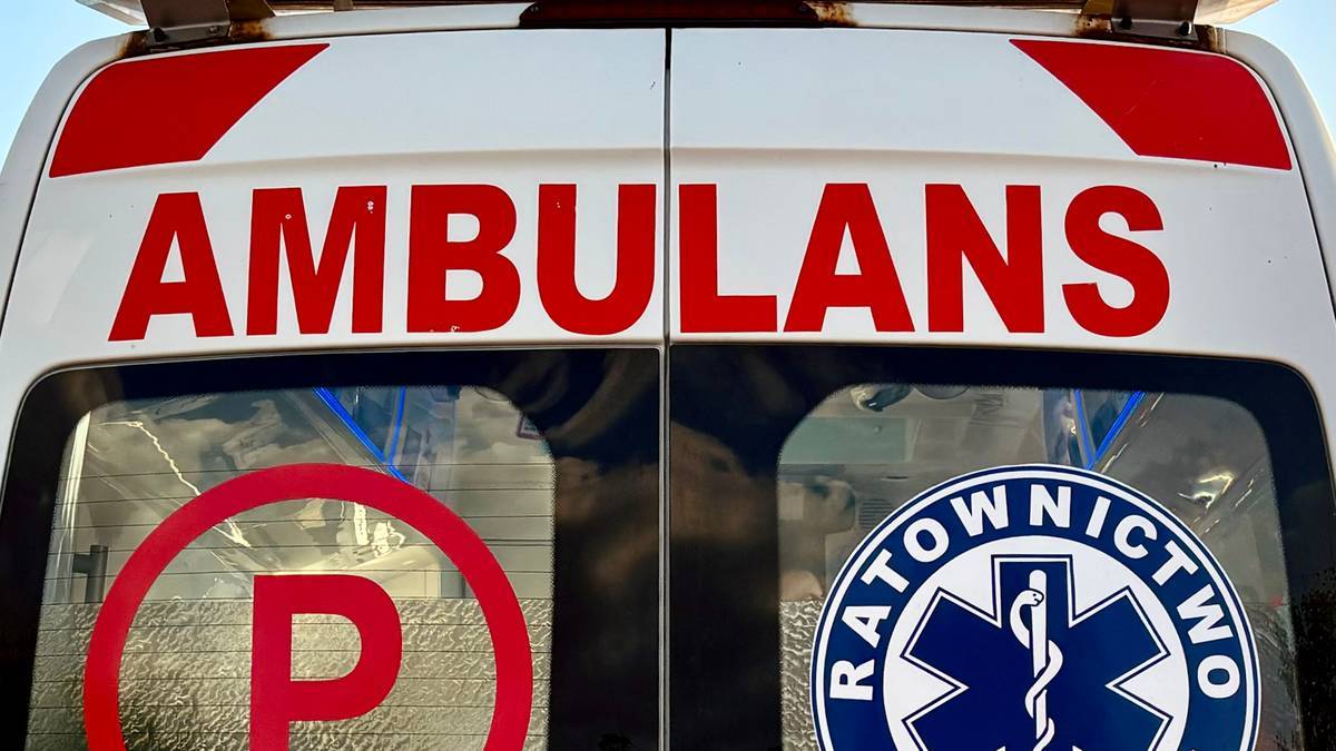 Tylna część karetki pogotowia z napisem AMBULANS.