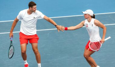 Para tenisist&oacute;w, mężczyzna i kobieta, świętująca na korcie tenisowym.