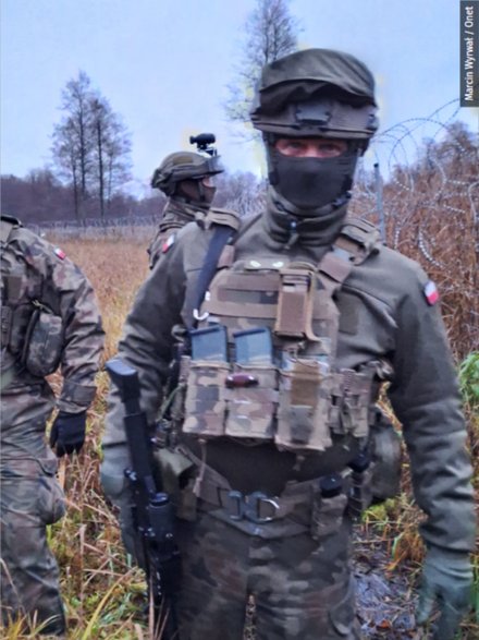 Generał Arkadiusz Szkutnik podczas przeprawy przez mokradła w ramach operacji "Bezpieczne Podlasie".