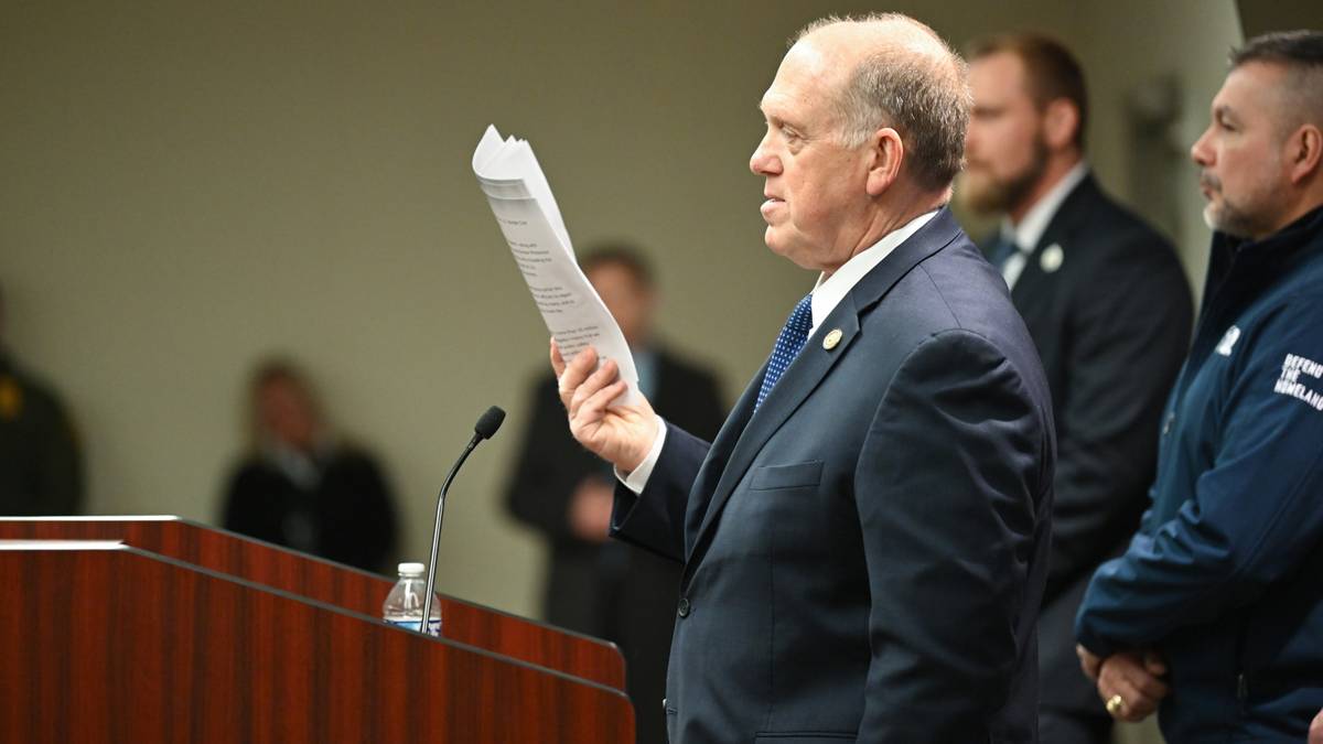 Tom Homan, pełniący funkcję "cara granicy", przemawia podczas konferencji prasowej, trzymając w ręku dokumenty.