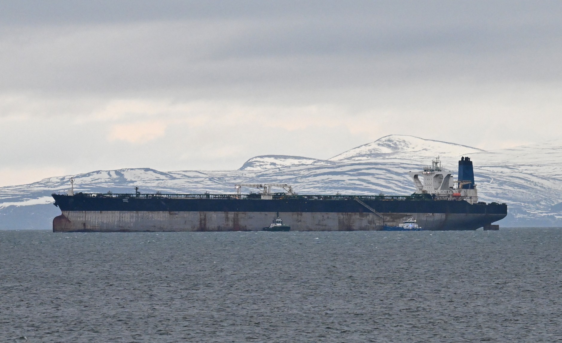 Rosyjski tankowiec Marinera (wcześniej Bella-1), zajęty i obłożony sankcjami przez USA, sfotografowany u wybrzeży północnej Szkocji, 14 stycznia 2026 r.