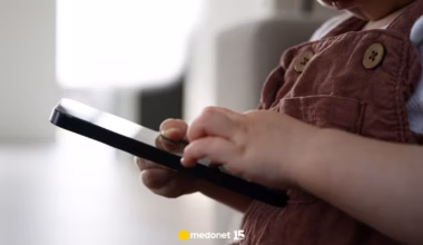 Ekrany przed oczami najmłodszych. Nowe badania ostrzegają przed długotrwałymi skutkami