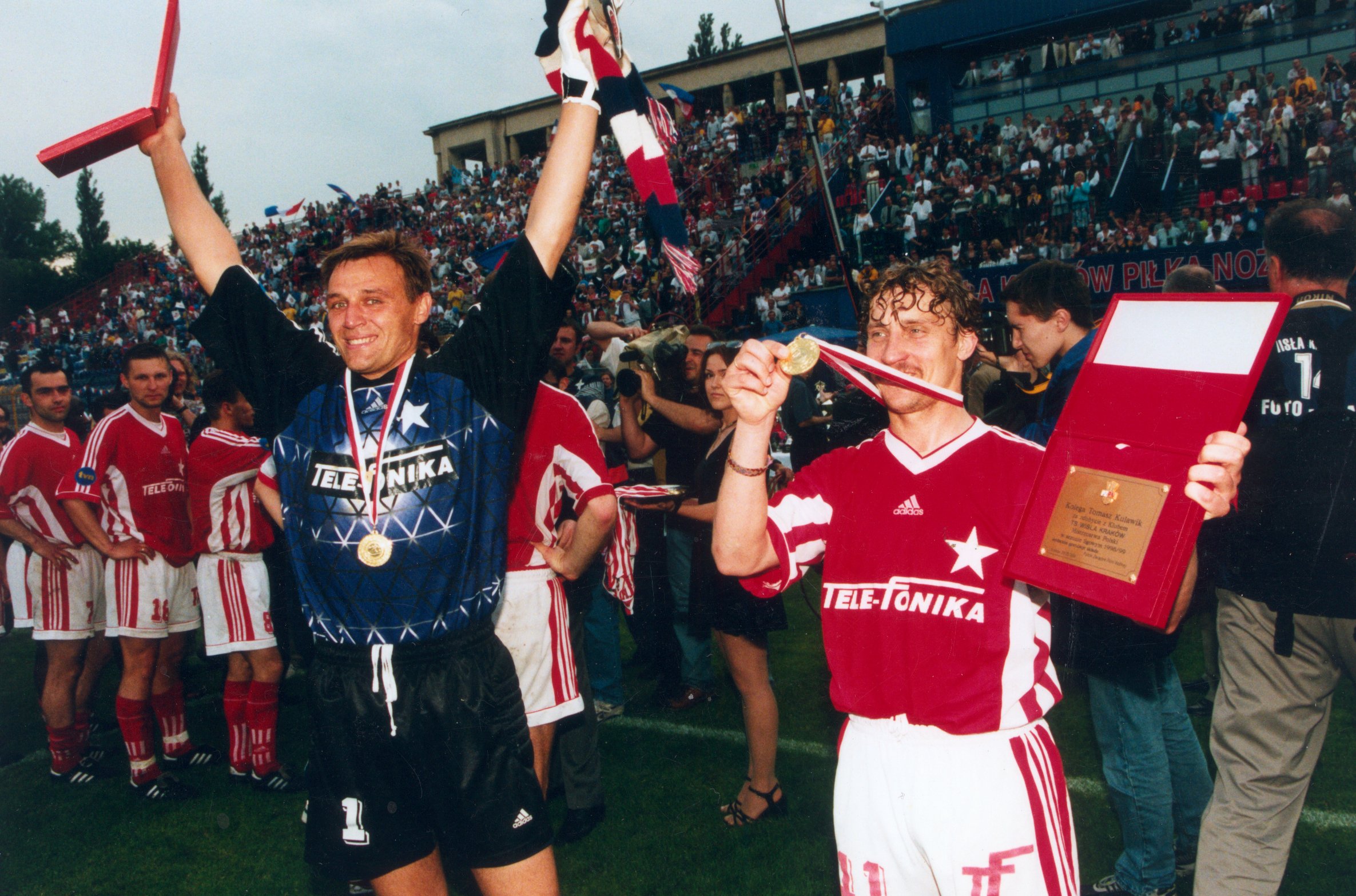 radość piłkarzy Wisły Kraków po mistrzostwie Polski w 1999 roku