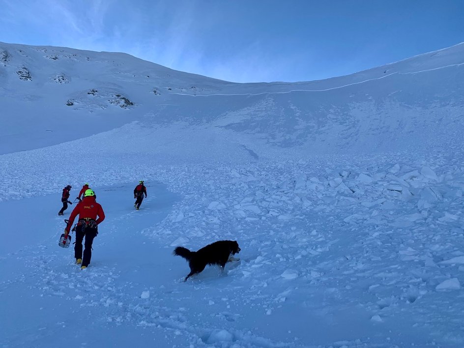 Ratownicy TOPR po zejściu lawiny na Wołowcu
