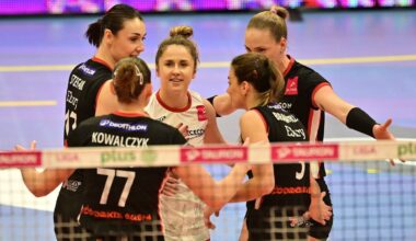 Grupa siatkarek po meczu, jedna z nich uśmiecha się do drugiej.