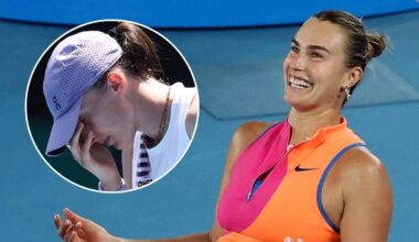 Aryna Sabalenka uśmiecha się na korcie, w tle zdjęcie Eliny Switoliny.