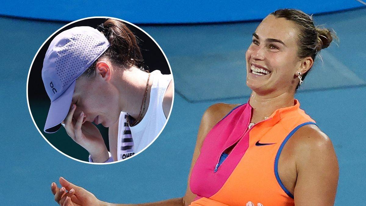 Aryna Sabalenka uśmiecha się na korcie, w tle zdjęcie Eliny Switoliny.