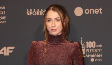 Kobieta w błyszczącej sukni na czerwonym dywanie podczas gali Sportowca Roku.