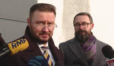 Dw&oacute;ch mężczyzn, jeden z nich Ryszard Bogucki, wypowiada się dla medi&oacute;w.