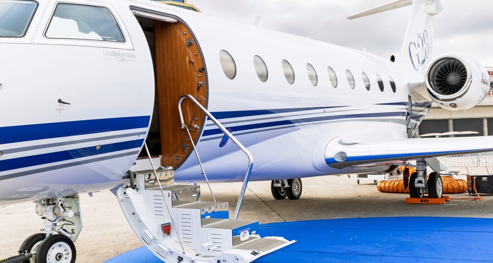 Pilot zdradził, ile kosztuje lot prywatnym odrzutowcem. W sieci burza. "Za tę cenę"