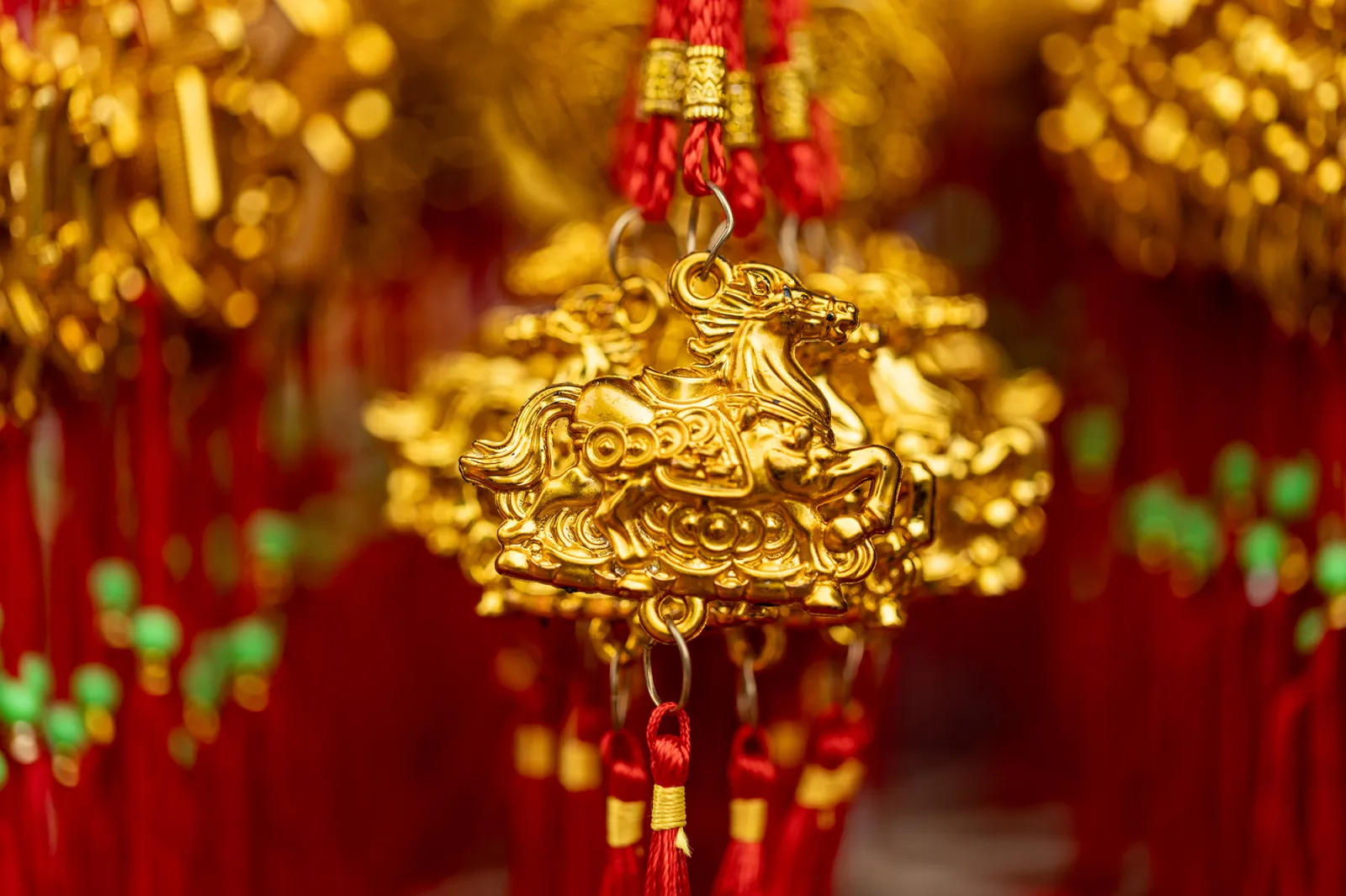 Brelok w kształcie konia odnoszący się do roku ognistego konia według chińskiego horoskopu, który rozpocznie się 17 lutego 2026 roku