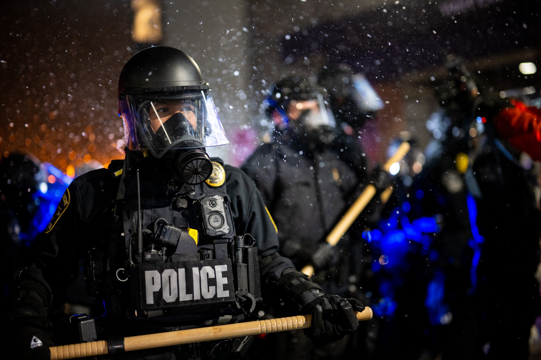 Funkcjonariusze organów ścigania stoją w szyku podczas rozpraszania demonstracji, Maple Grove, 26 stycznia 2026 r. 