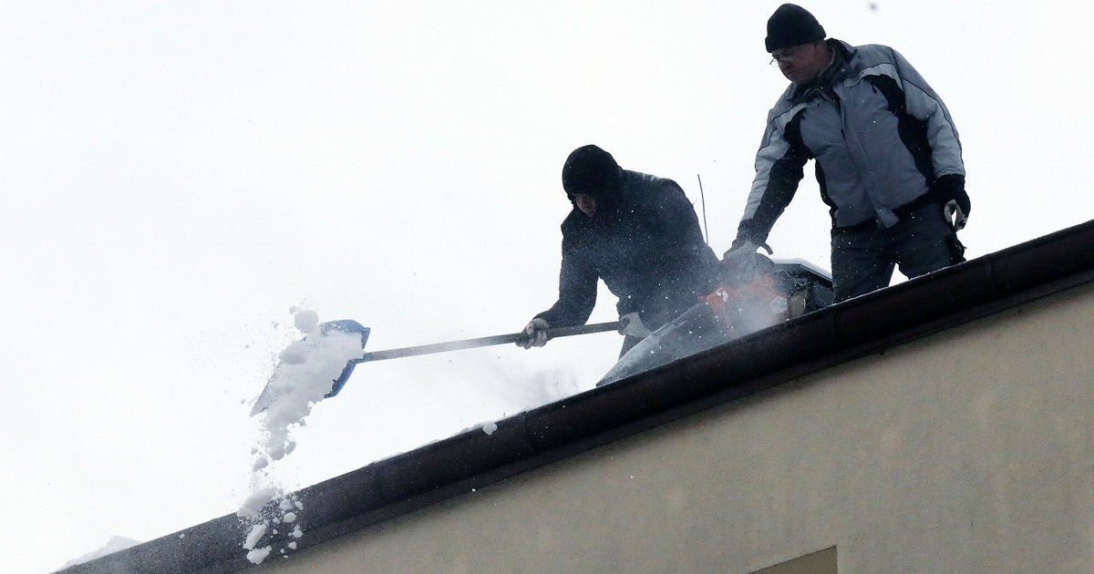 Kto odpowiada za odśnieżanie dachów? Konsekwencje mogą być bardzo poważne