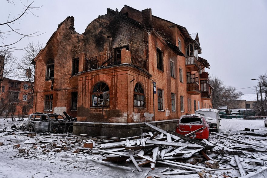 Ceglany budynek w Kijowie zniszczony w wyniku rosyjskiego ataku, 9 stycznia 2026 r.